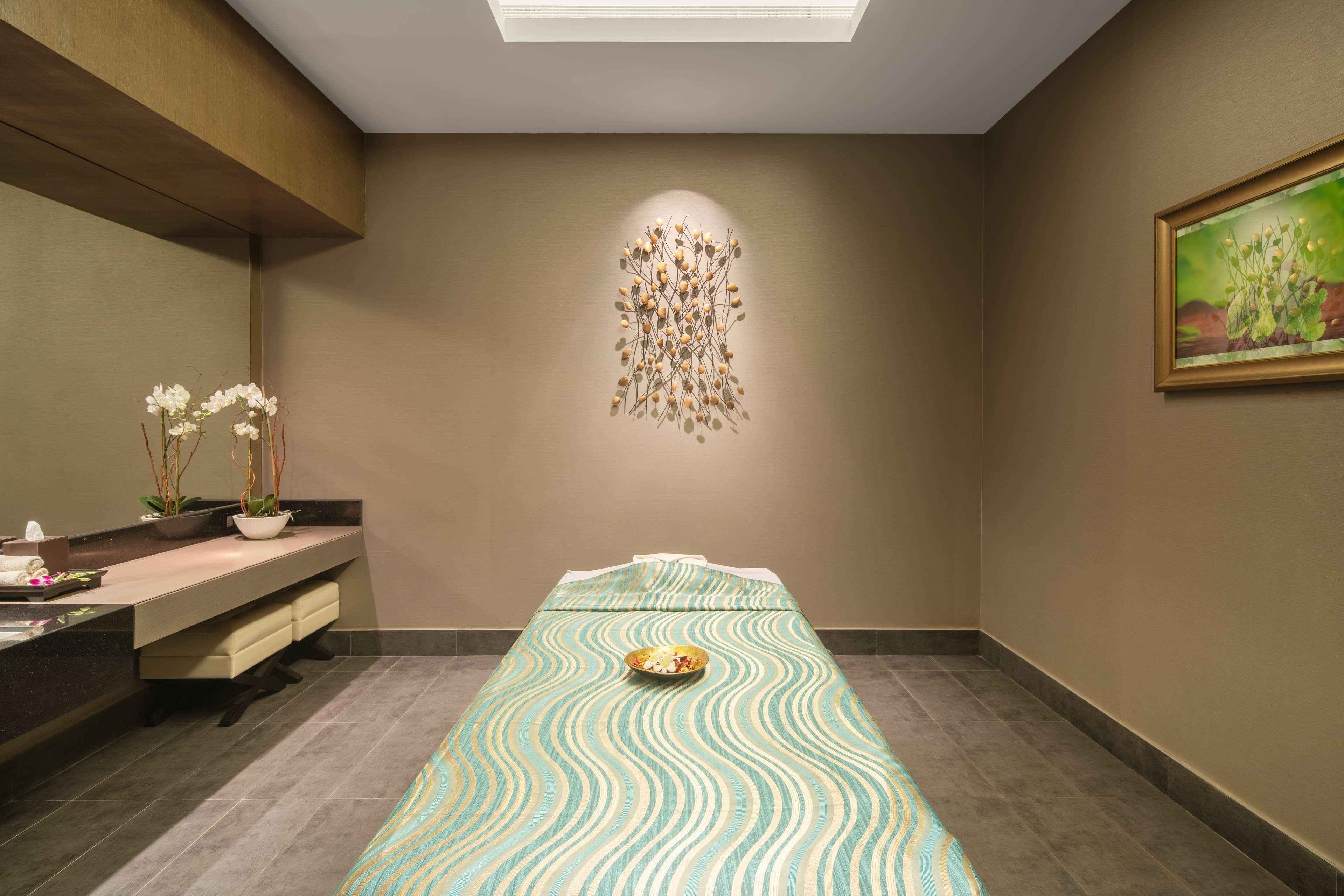 Radisson Collection Muscat, Hormuz Grand Hotel Ngoại thất bức ảnh A treatment room at the spa