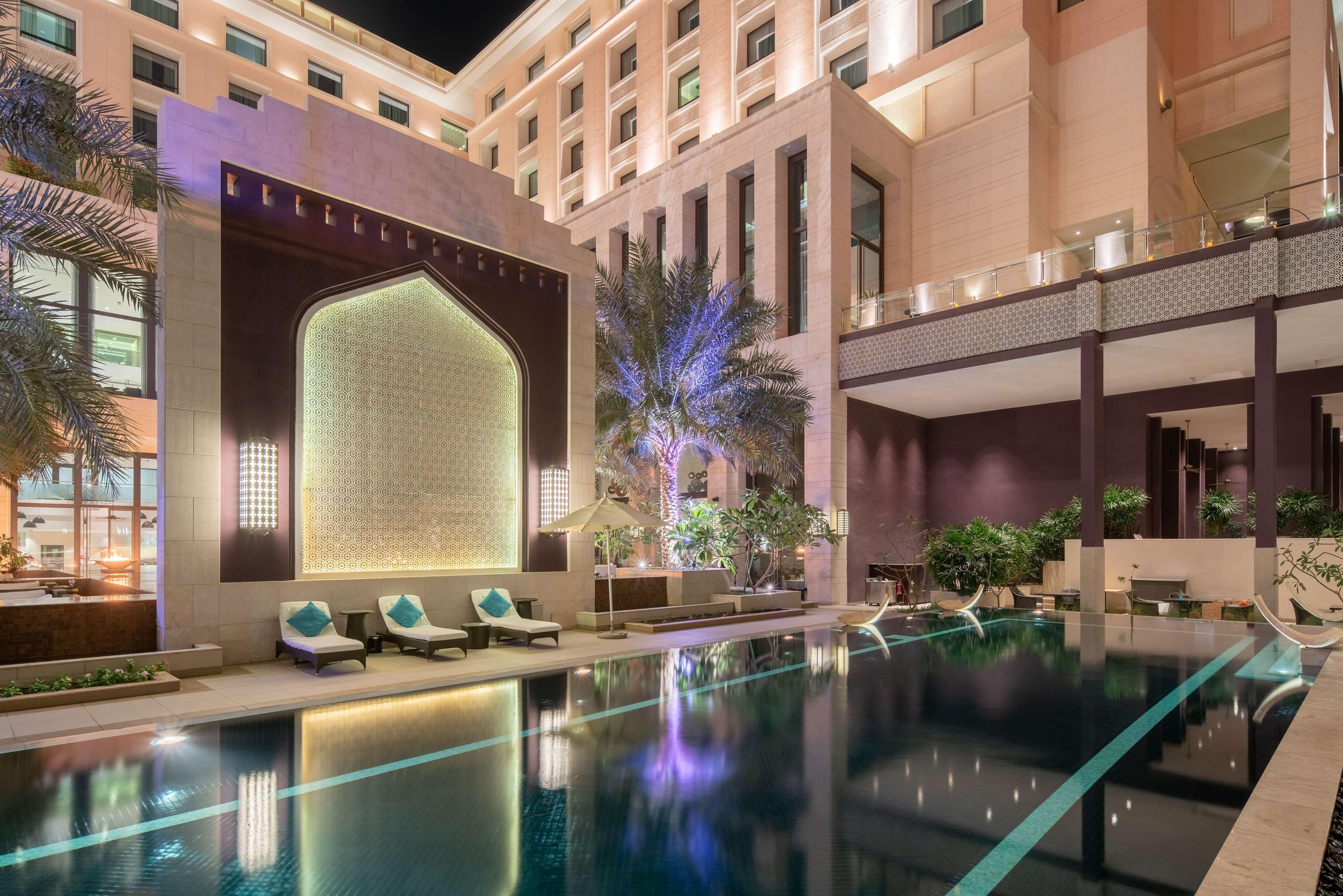 Radisson Collection Muscat, Hormuz Grand Hotel Ngoại thất bức ảnh The pool at the hotel