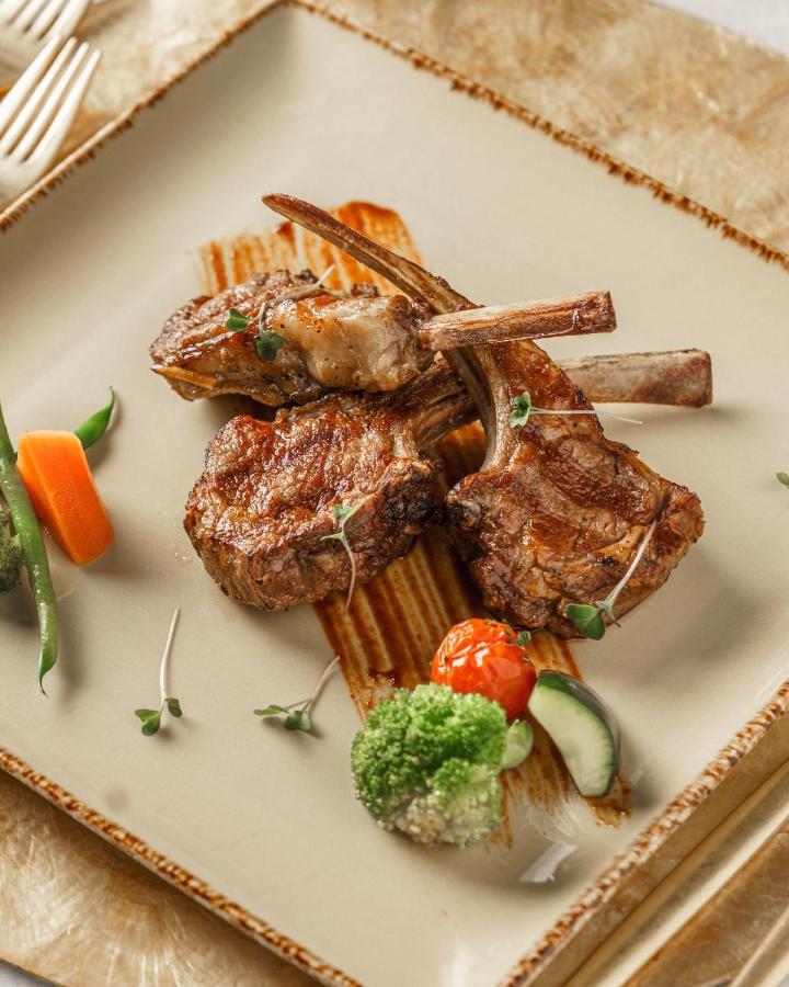 Radisson Collection Muscat, Hormuz Grand Hotel Ngoại thất bức ảnh Rack of lamb