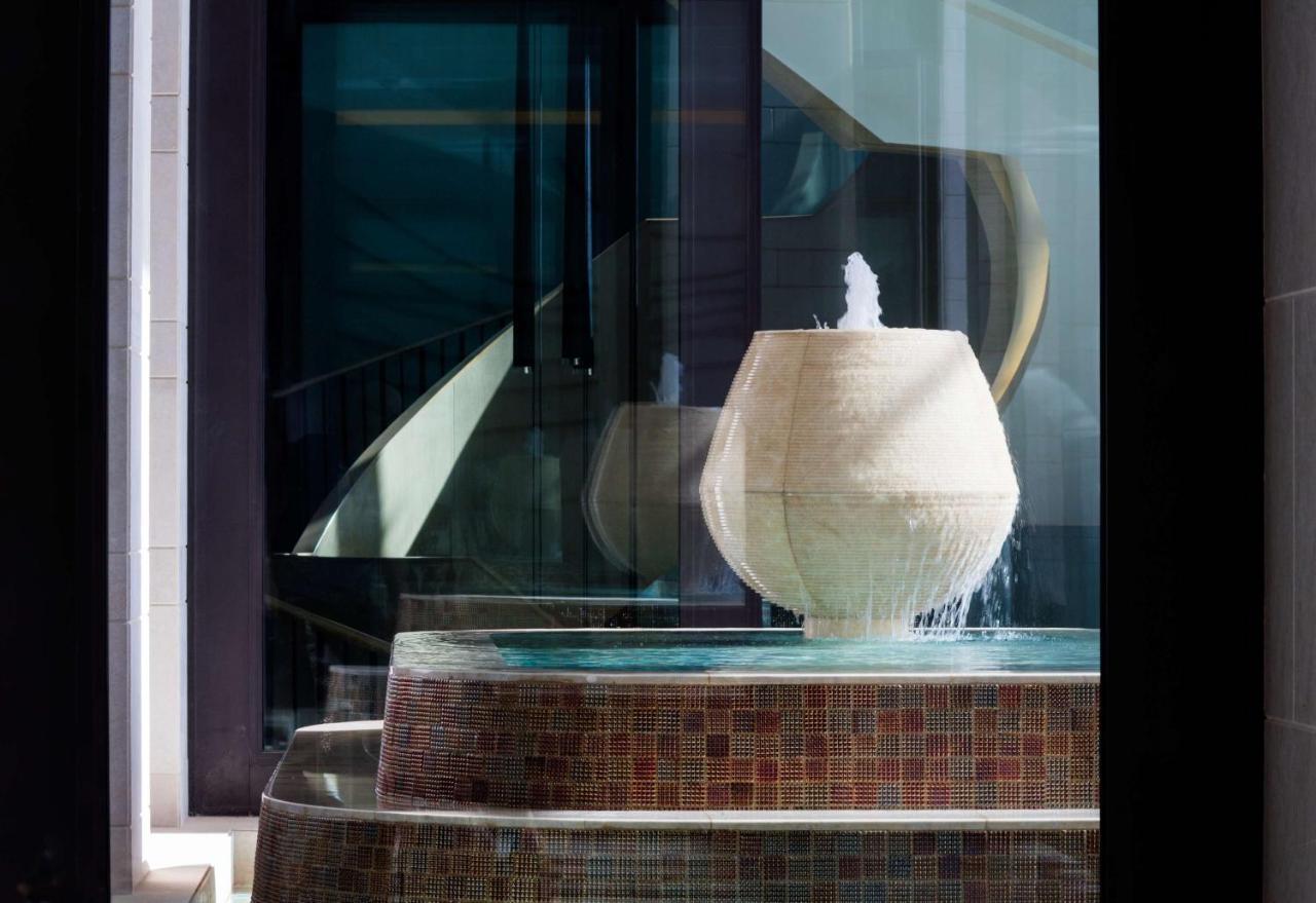Radisson Collection Muscat, Hormuz Grand Hotel Ngoại thất bức ảnh Fountain at the entrance of the hotel